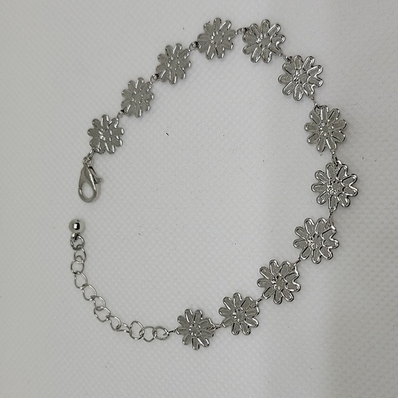 Daisy Silver Tone 6" + 2" Extension Ankle or Wrist Bracelet - Picture 1 of 2